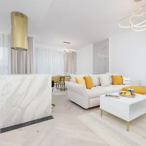Lux Grzybowska With Parking By Renters Prestige Warszawa